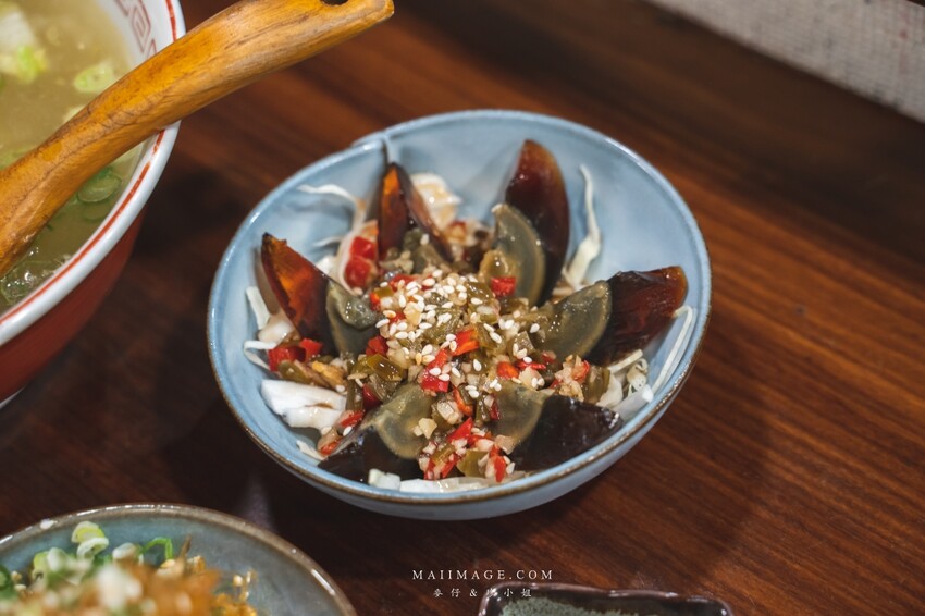 萬華美食|濟善老麵~老宅裡吃拉麵超有fu,一碗雞湯拉麵三種享受,老闆還會招待你一杯shot、捷運龍山寺站美