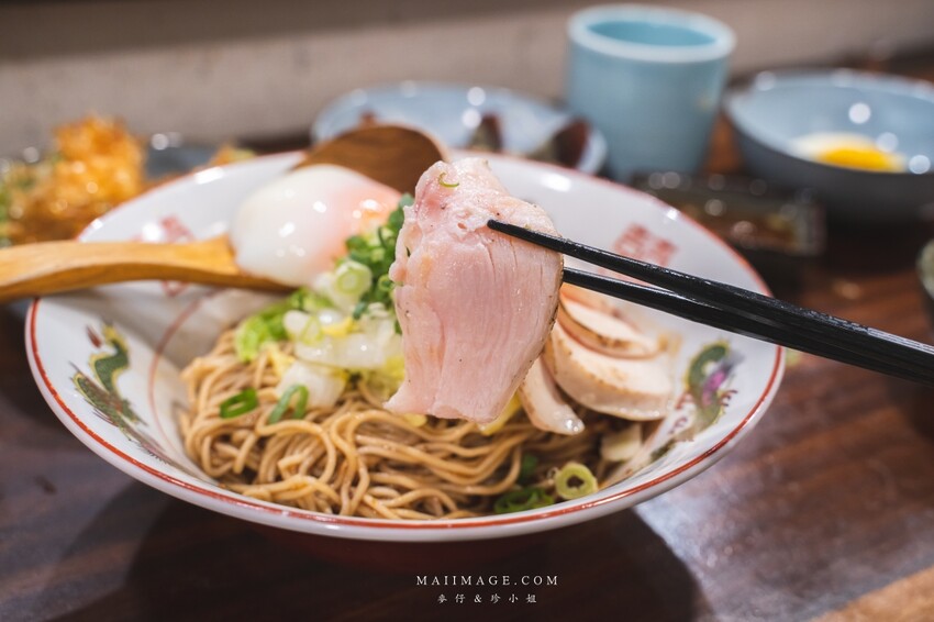 萬華美食|濟善老麵~老宅裡吃拉麵超有fu,一碗雞湯拉麵三種享受,老闆還會招待你一杯shot、捷運龍山寺站美