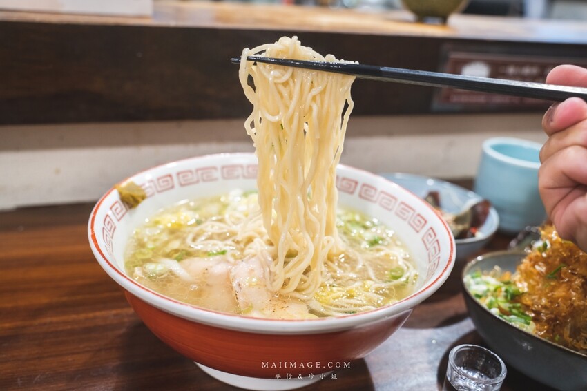 萬華美食|濟善老麵~老宅裡吃拉麵超有fu,一碗雞湯拉麵三種享受,老闆還會招待你一杯shot、捷運龍山寺站美