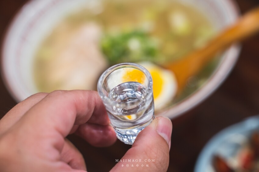 萬華美食|濟善老麵~老宅裡吃拉麵超有fu,一碗雞湯拉麵三種享受,老闆還會招待你一杯shot、捷運龍山寺站美