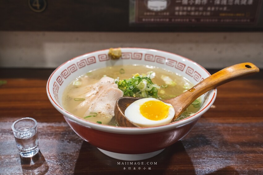 萬華美食|濟善老麵~老宅裡吃拉麵超有fu,一碗雞湯拉麵三種享受,老闆還會招待你一杯shot、捷運龍山寺站美