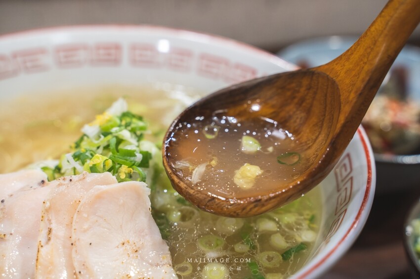 萬華美食|濟善老麵~老宅裡吃拉麵超有fu,一碗雞湯拉麵三種享受,老闆還會招待你一杯shot、捷運龍山寺站美
