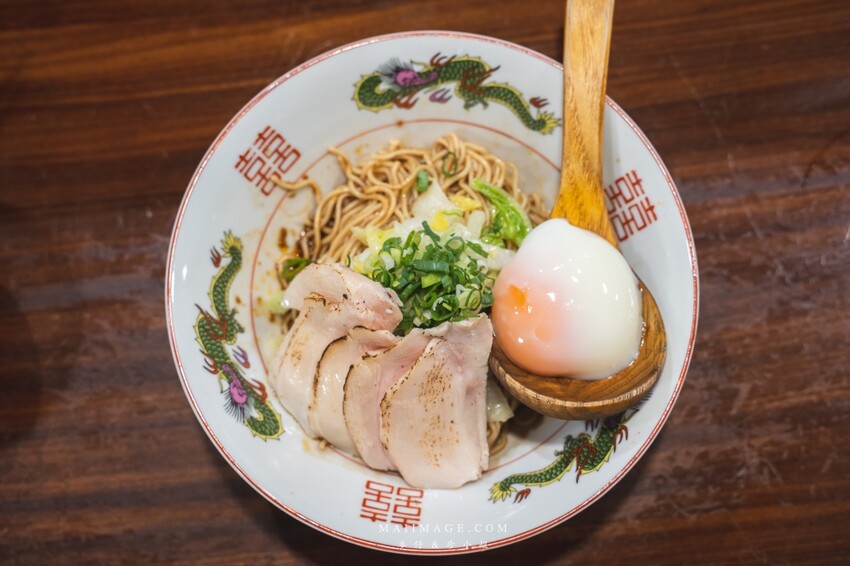 萬華美食|濟善老麵~老宅裡吃拉麵超有fu,一碗雞湯拉麵三種享受,老闆還會招待你一杯shot、捷運龍山寺站美