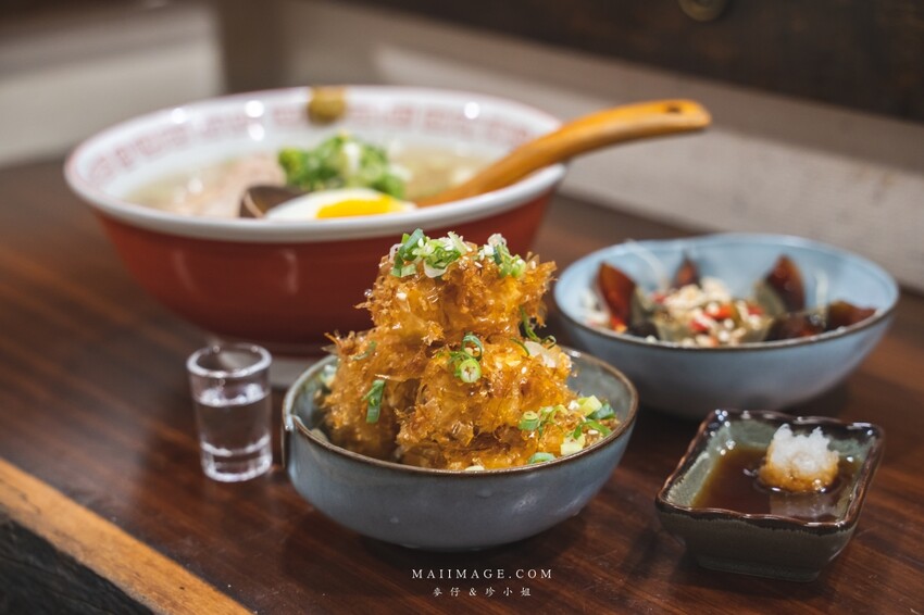 萬華美食|濟善老麵~老宅裡吃拉麵超有fu,一碗雞湯拉麵三種享受,老闆還會招待你一杯shot、捷運龍山寺站美