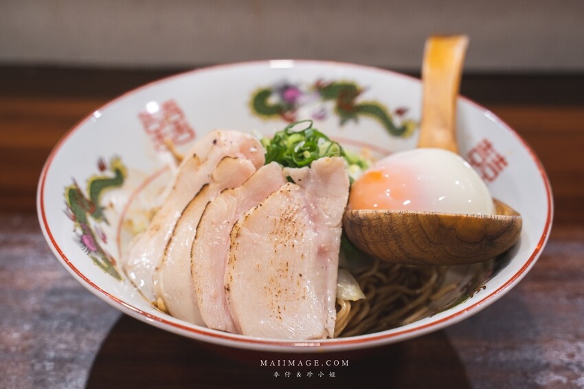 萬華美食|濟善老麵~老宅裡吃拉麵超有fu,一碗雞湯拉麵三種享受,老闆還會招待你一杯shot、捷運龍山寺站美
