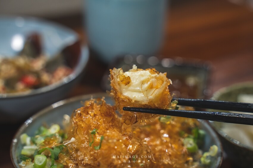 萬華美食|濟善老麵~老宅裡吃拉麵超有fu,一碗雞湯拉麵三種享受,老闆還會招待你一杯shot、捷運龍山寺站美
