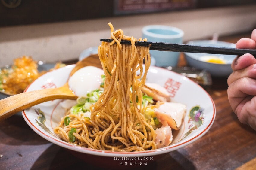 萬華美食|濟善老麵~老宅裡吃拉麵超有fu,一碗雞湯拉麵三種享受,老闆還會招待你一杯shot、捷運龍山寺站美