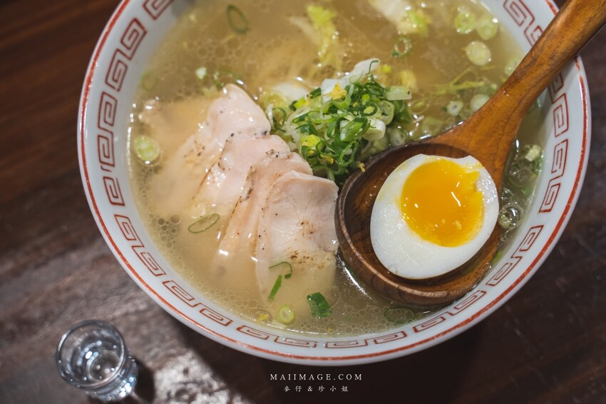 萬華美食|濟善老麵~老宅裡吃拉麵超有fu,一碗雞湯拉麵三種享受,老闆還會招待你一杯shot、捷運龍山寺站美