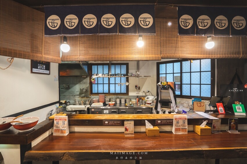 萬華美食|濟善老麵~老宅裡吃拉麵超有fu,一碗雞湯拉麵三種享受,老闆還會招待你一杯shot、捷運龍山寺站美