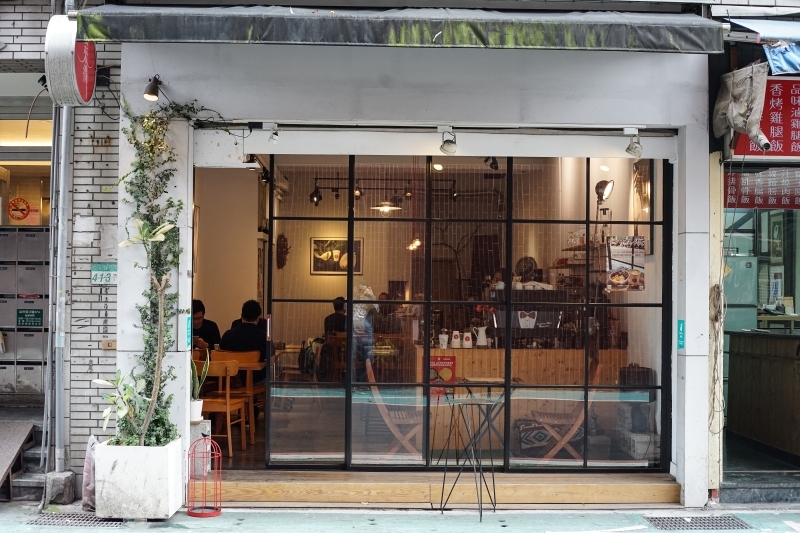 跳躍的宅男 - [信義區咖啡廳推薦]福來得咖啡Freds Cafe- 手沖咖啡 沒吃甜點很遺憾 不限時有插座咖啡廳 101附近咖啡廳