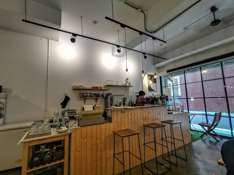 跳躍的宅男 - [信義區咖啡廳推薦]福來得咖啡Freds Cafe- 手沖咖啡 沒吃甜點很遺憾 不限時有插座咖啡廳 101附近咖啡廳