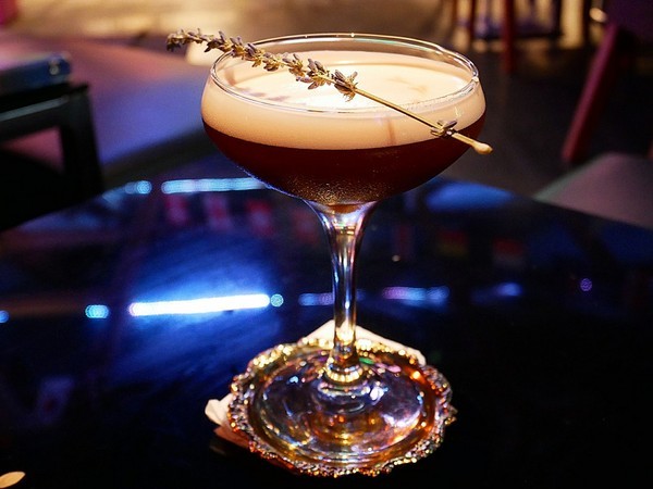 La Esquina 轉角酒吧:La Esquina 轉角酒吧-台北中山區酒吧 夜貓子的好去處 打鏢、調酒、音樂、美食 客制化調酒創造出獨特風味