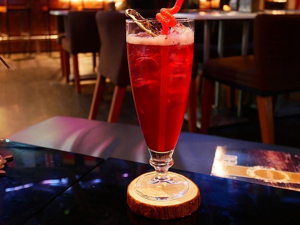 La Esquina 轉角酒吧:La Esquina 轉角酒吧-台北中山區酒吧 夜貓子的好去處 打鏢、調酒、音樂、美食 客制化調酒創造出獨特風味