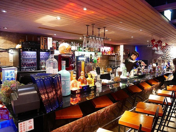 La Esquina 轉角酒吧:La Esquina 轉角酒吧-台北中山區酒吧 夜貓子的好去處 打鏢、調酒、音樂、美食 客制化調酒創造出獨特風味