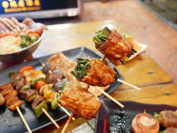 夜燒炭烤(民權店)：夜燒炭烤-台中西區炭烤串燒  台中教育大學後方炭烤  目前推出飯食  可以從晚上一路吃到消夜