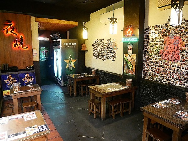 夜燒炭烤(民權店)：夜燒炭烤-台中西區炭烤串燒  台中教育大學後方炭烤  目前推出飯食  可以從晚上一路吃到消夜