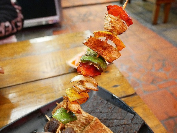 夜燒炭烤(民權店)：夜燒炭烤-台中西區炭烤串燒  台中教育大學後方炭烤  目前推出飯食  可以從晚上一路吃到消夜