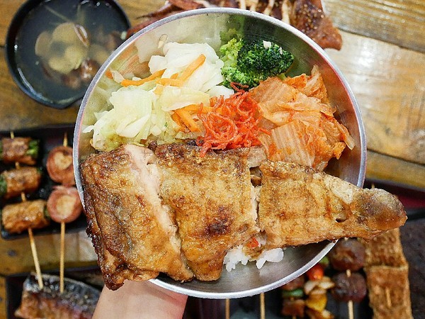 夜燒炭烤(民權店)：夜燒炭烤-台中西區炭烤串燒  台中教育大學後方炭烤  目前推出飯食  可以從晚上一路吃到消夜