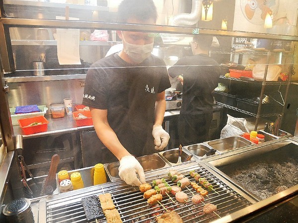 夜燒炭烤(民權店)：夜燒炭烤-台中西區炭烤串燒  台中教育大學後方炭烤  目前推出飯食  可以從晚上一路吃到消夜