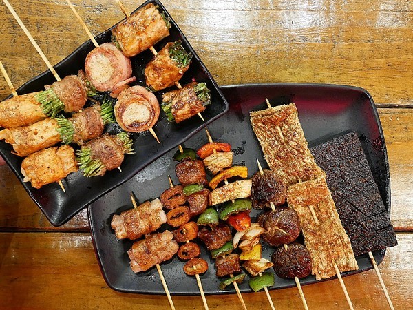 夜燒炭烤(民權店)：夜燒炭烤-台中西區炭烤串燒  台中教育大學後方炭烤  目前推出飯食  可以從晚上一路吃到消夜