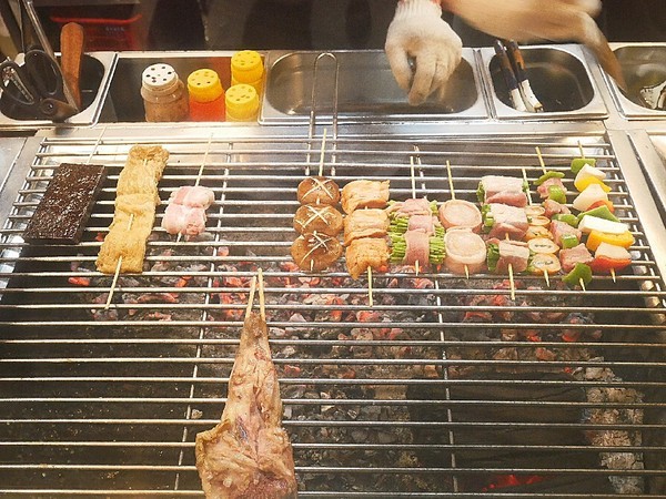 夜燒炭烤(民權店)：夜燒炭烤-台中西區炭烤串燒  台中教育大學後方炭烤  目前推出飯食  可以從晚上一路吃到消夜