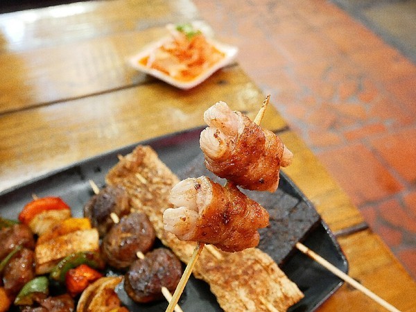 夜燒炭烤(民權店)：夜燒炭烤-台中西區炭烤串燒  台中教育大學後方炭烤  目前推出飯食  可以從晚上一路吃到消夜