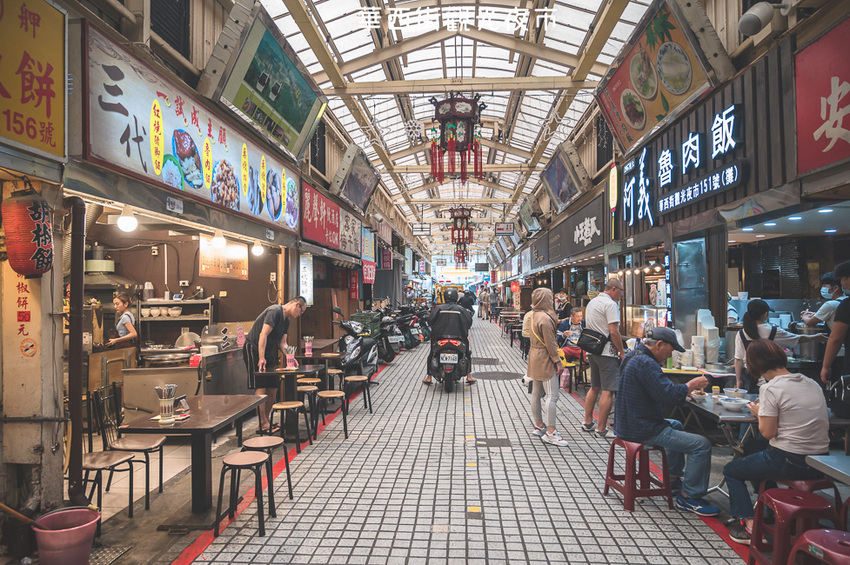 |台北景點|華西街夜市,臥虎藏龍美食之地,超多好吃的在地美食,還有三間小吃榮獲必比登推薦 - Hallo!Im 婷兒