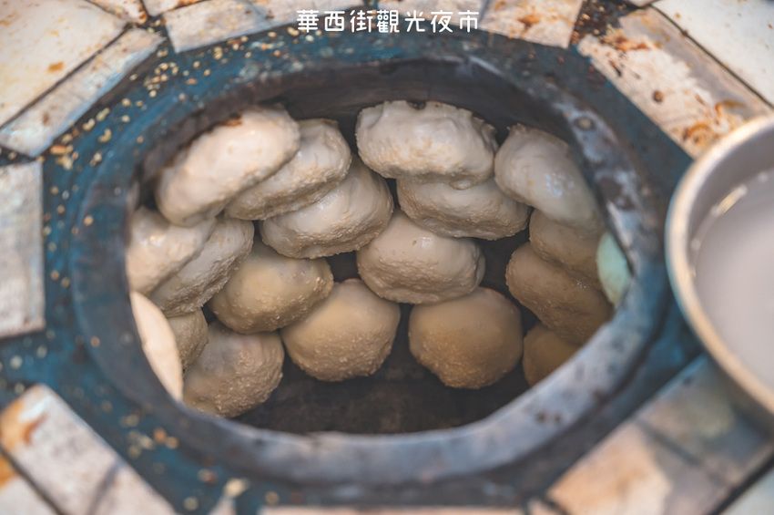 |台北景點|華西街夜市,臥虎藏龍美食之地,超多好吃的在地美食,還有三間小吃榮獲必比登推薦 - Hallo!Im 婷兒