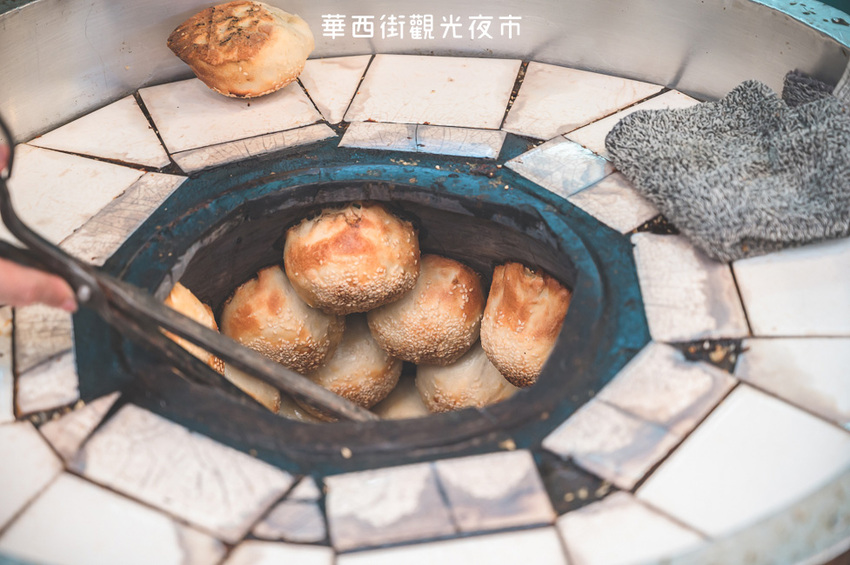 |台北景點|華西街夜市,臥虎藏龍美食之地,超多好吃的在地美食,還有三間小吃榮獲必比登推薦 - Hallo!Im 婷兒