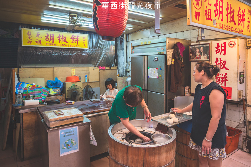 |台北景點|華西街夜市,臥虎藏龍美食之地,超多好吃的在地美食,還有三間小吃榮獲必比登推薦 - Hallo!Im 婷兒