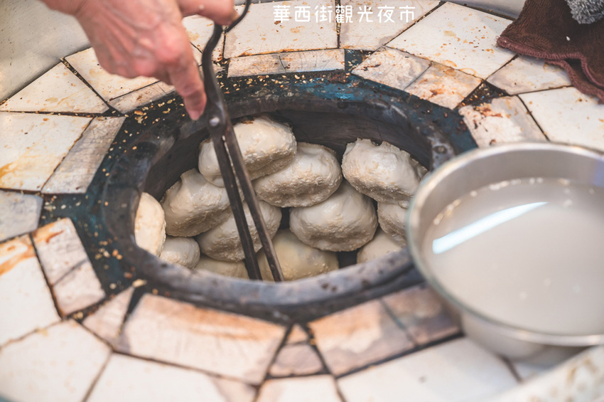 |台北景點|華西街夜市,臥虎藏龍美食之地,超多好吃的在地美食,還有三間小吃榮獲必比登推薦 - Hallo!Im 婷兒