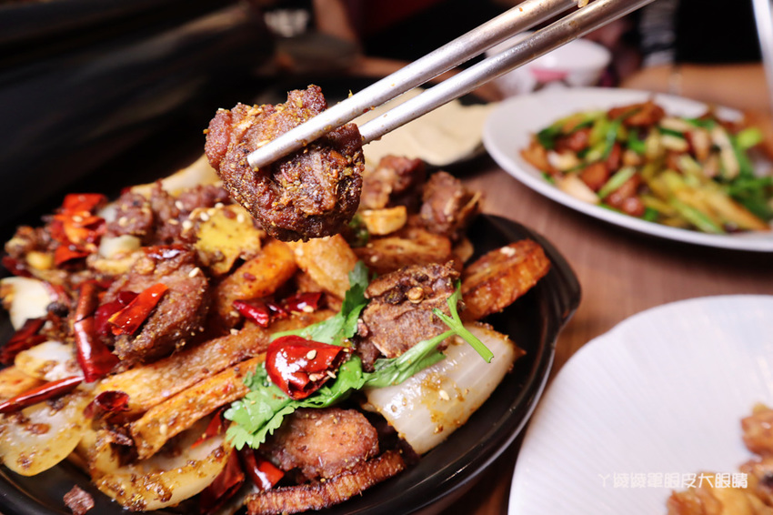 新竹巨城附近美食推薦！紙包魚天府之國，一個人也可以吃香辣帶勁的四川料理