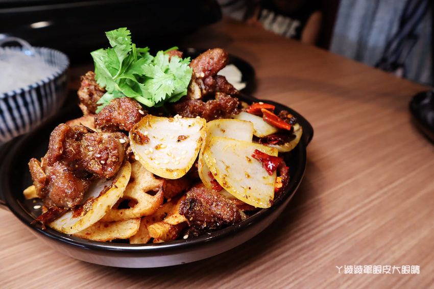 新竹巨城附近美食推薦!紙包魚天府之國,一個人也可以吃香辣帶勁的四川料理