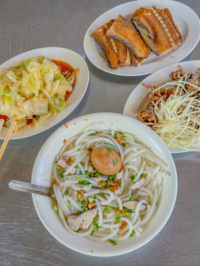 鹽埕老饕早餐吃老字號米粉湯 #阿忠虱目魚粗米粉/ WalkerLand窩客島整理提供 未經許可不可轉載
