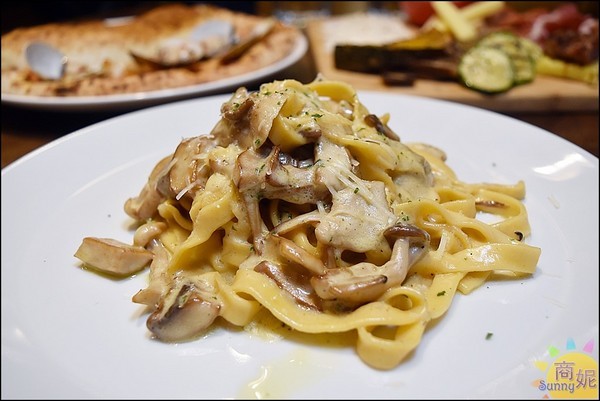 Pizzeria L'angolo角度義棧:台中南屯義式料理。角度義棧。黎明新村新亮點 餐點道地連義大利人都說讚 平日午餐還有披薩吃到飽