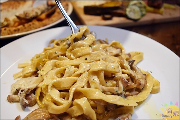 Pizzeria L'angolo角度義棧:台中南屯義式料理。角度義棧。黎明新村新亮點 餐點道地連義大利人都說讚 平日午餐還有披薩吃到飽