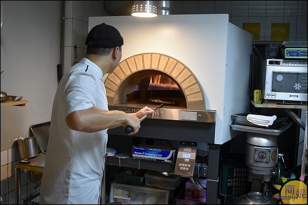 Pizzeria L'angolo角度義棧:台中南屯義式料理。角度義棧。黎明新村新亮點 餐點道地連義大利人都說讚 平日午餐還有披薩吃到飽