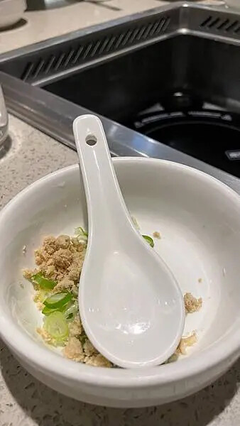 海底撈桃園店心得！不限時火鍋、免費服務與會員優惠，湯底與必點菜色推薦。