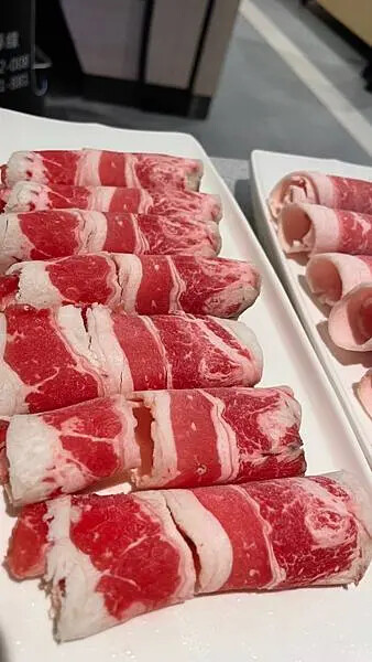 海底撈桃園店心得！不限時火鍋、免費服務與會員優惠，湯底與必點菜色推薦。