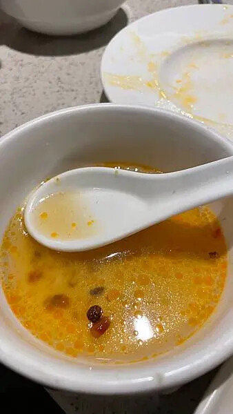 海底撈桃園店心得！不限時火鍋、免費服務與會員優惠，湯底與必點菜色推薦。