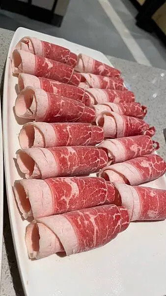 海底撈桃園店心得！不限時火鍋、免費服務與會員優惠，湯底與必點菜色推薦。