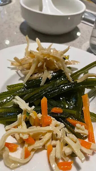 海底撈桃園店心得！不限時火鍋、免費服務與會員優惠，湯底與必點菜色推薦。