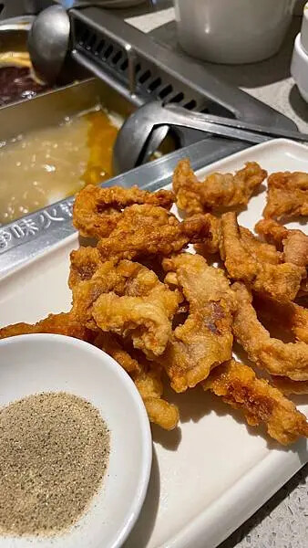 海底撈桃園店心得！不限時火鍋、免費服務與會員優惠，湯底與必點菜色推薦。