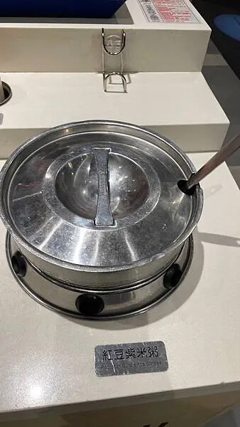 海底撈桃園店心得！不限時火鍋、免費服務與會員優惠，湯底與必點菜色推薦。