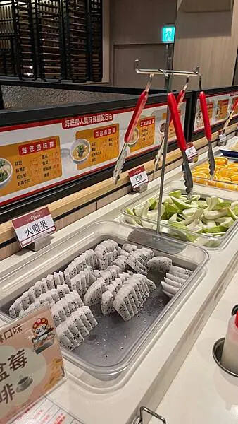 海底撈桃園店心得！不限時火鍋、免費服務與會員優惠，湯底與必點菜色推薦。