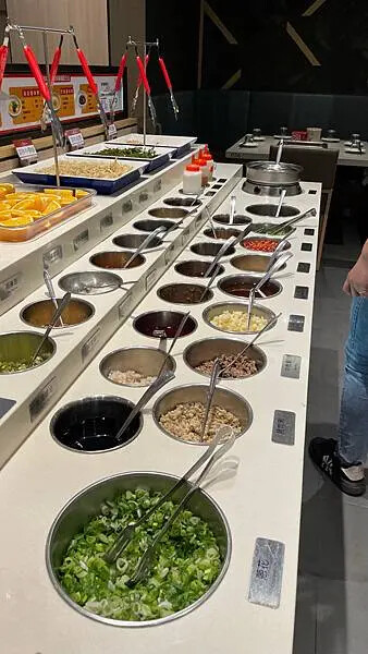 海底撈桃園店心得！不限時火鍋、免費服務與會員優惠，湯底與必點菜色推薦。