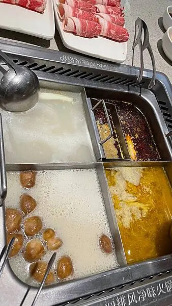 海底撈桃園店心得！不限時火鍋、免費服務與會員優惠，湯底與必點菜色推薦。