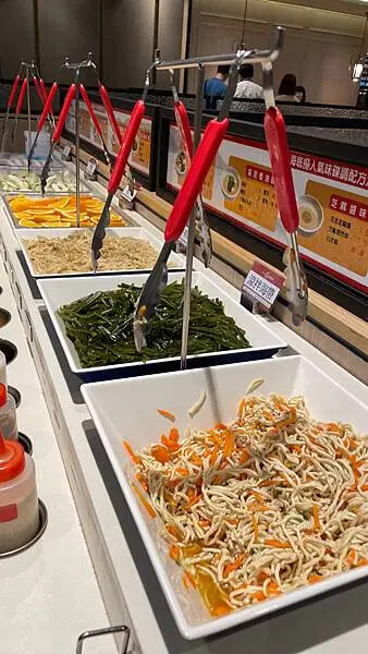 海底撈桃園店心得！不限時火鍋、免費服務與會員優惠，湯底與必點菜色推薦。