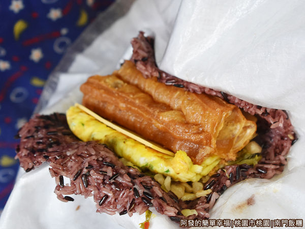 南門飯糰09-起司紫米飯糰放上油條.JPG