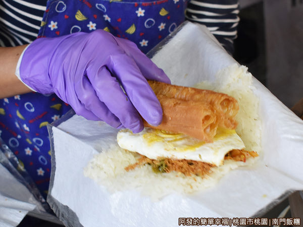 南門飯糰07-加蛋和油條.JPG